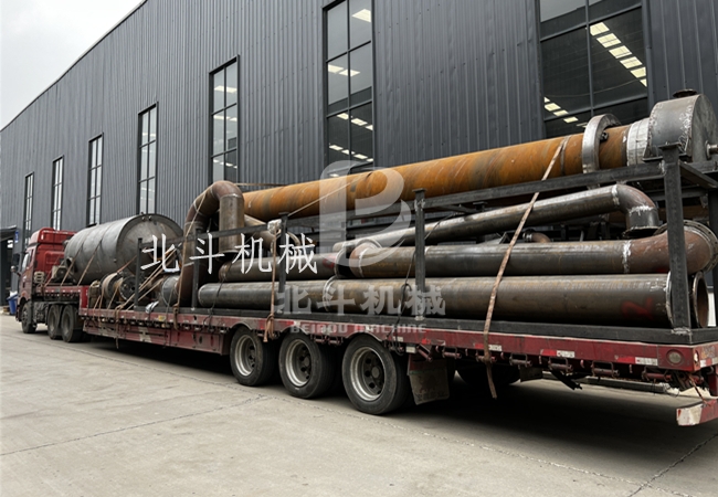 洛理飞科技发往陕西的木屑炭化机装车进行发货